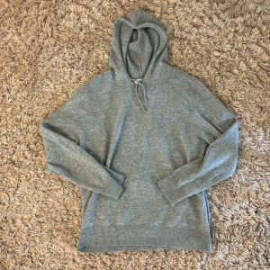 Kashmir tröja - En riktigt snygg 100% Kashmir tröja till ett riktigt bra pris, tröjan är M men passar även S. Tröjan Inte mer än 7 gånger använd utan några skador alls. Vid fler frågor är det bara att skriva