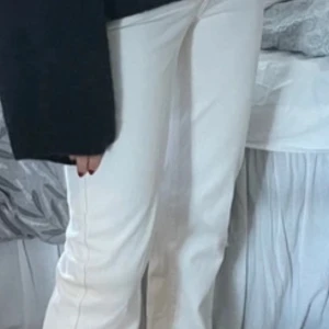 Vita jeans - Snygga jeans från bikbok