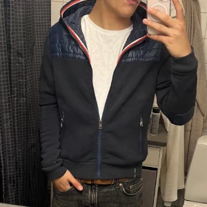 John Ricci cardigan - Säljer nu as fet cardigan från John Ricci( lånad bild, exakt denna fast i svart) jätte sällsynt jacka och jävligt najs, säljer för 1299 hör av er vid frågor eller funderingar