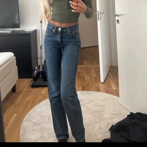 Jeanse zara - Snygga jeanse från zara med medelhög midja, och långa i benen, jag är 175 cm lång
