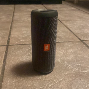 JBL - Liten Jbl högtalare, bra ljud för en så liten högtalare, hörs inte lika bra ute som inne. 