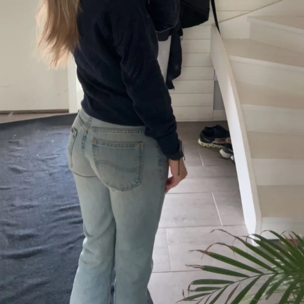 Super fina lee jeans som är bootcut och Lågmidjade.  Midjemåttet är: 37 mitt över  Innerbenslängd: 84 ❤️🥰. Jeans & Byxor.