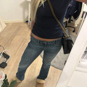 Skitsnygga jeans i storlek S i mycket bra skick. Midjemått 40 cm och innerbenslängden är ungefär 78 cm