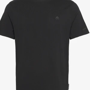 Moose Knuckles t shirt  - Moose knuckles t shirt som är använd 2-3 gånger. Väljer då att sälja den pågrund av storleken. Storlek M. Riktig fet tröja med texten vid armen men tyvärr väljer jag att sälja den. Oskadad och inte smutsig. Nypris: 1379kr  