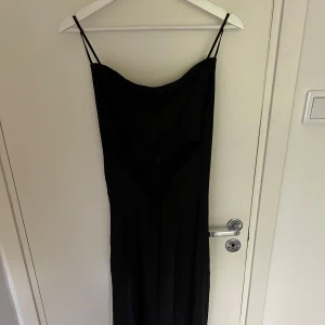 Svart nattlinne/klänning i satin från H&M - Från H&M, storlek S, normal i storleken och sitter så fint och skönt på. Funkar som klänning om man hellre vill ha den som det också ☺️  Endast prövad då jag behöll den vita i stället ☀️ Nypris 399kr