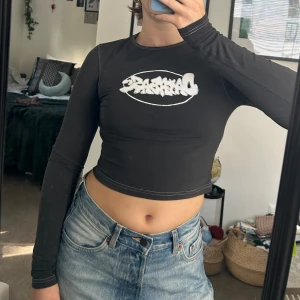 Croppad långärmad topp - Croppad långärmad topp i mörkgrå från Weekday🌚 Knappt använd! Kan mötas upp i Halmstad, alternativt i Göteborg men är inte där lika ofta. Fraktar självklart också!🫶🏻