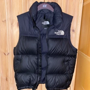 Men’s 1996 Retro Nupste Väst - Modell: The North Face 1996 Retro Nuptse Säljer den för det ej längre min stil. Perfekt nu under hösten, och har inga märken eller så. Bra skick Priset går att diskutera vid snabb affär.