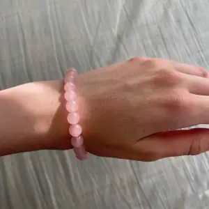 Supergulligt och fint rosa armband, lite som små ”stenar/kristaller” 💗 Kan kombineras med andra fina armband 🤩 Aldrig använd, testad bara, så den är i bra skick! Stretchig. Köpte för 100kr utomlands 💝