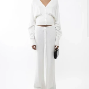 ARAKII - Soft pants  - Helt oanvända mjukisbyxor från Arakii, lågmidjade. Nypris 2100kr, säljer för 999kr