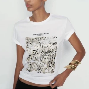 Zara t-shirt - Säljer denna as coola t-shirten från zara❤️ANVÄNT 1 GÅNG💖💖