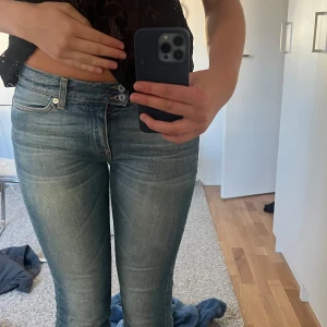 Lågmidjade jeans - Skitsnygga!! Jag är 175 och brukar ha s/m som referens❤️