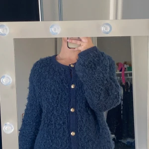 Stickad tröja - En kofta från Gina använd Max 4 gånger, den har gul knappar och den stiks Inte!  Stl s