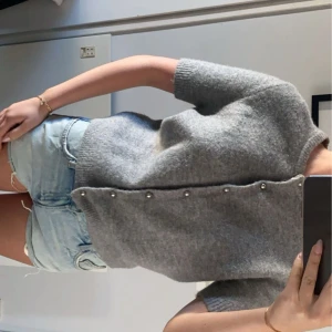 Stickad kofta/topp med silvriga knappt - Fin stickad topp/kofta som är fin både uppknäppt och knäppt 