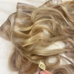 Löshår clips - Köpt från tajmahal visa upp kvittot vid begäran. 226 gram plus lagt in nyansering hos frisör i kallare blond. Använda 2 gånger, vid köp kan man få håret ny duschat & plattat. 2980kr säljs för 1399kr. ÄKTA LÖSHÅR!! 60 cm, kan ner i pris vid snabb affä