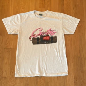 Corteiz tröja  - Säljer denna t-shirt i bra skick!💗| använd ett par gånger men annars i bra skick inga defekter. Skriv om du har funderingar. Priset är ej hugget  i sten