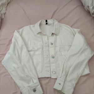 Jeansjacka - Vit croppad jeansjacka från HM jättefin och perfekt för hösten