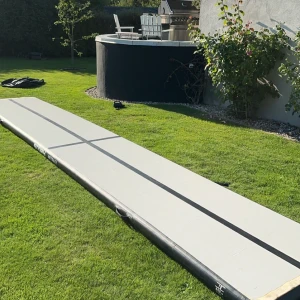 Airtrack - 6meter lång airtrack 1 meter bred 1dm hög. Orginal pris: 7059 Den är lång och i bra skick. Inga hål eller något man får me limm ifall de gå hål, elektrisk pump och en stor väska att ha den i.💕💞 