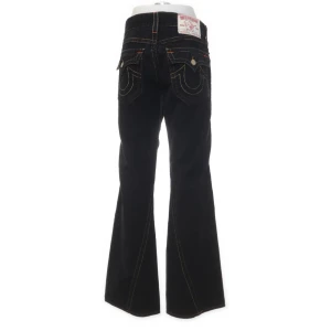 true religion byxor - 1100kr eller högsta bud, manchester byxor, bootcut, säljer då jag sällan använder dom längre, lite slitna längst ner då dom är lite långa på mig skriv för bilder, köpare står för frakt🫶🏻