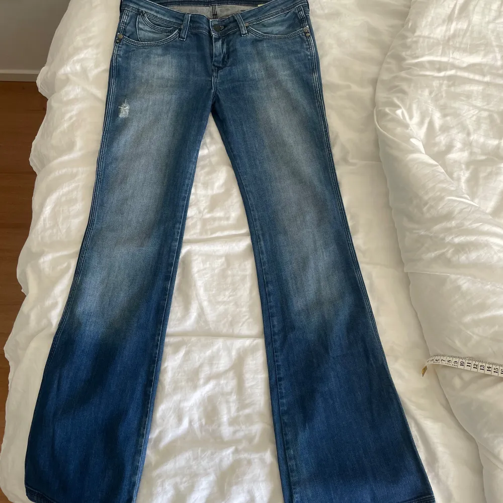 Såå fina och sköna lågmidjade bootcut jeans!! . Jeans & Byxor.