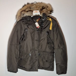 Parajumpers Doris Masterpiece - Helt ny Parajumpers Doris Masterpiece i färgen "Bush". Storlek M dam. Certilogo för kontroll av äkthet.