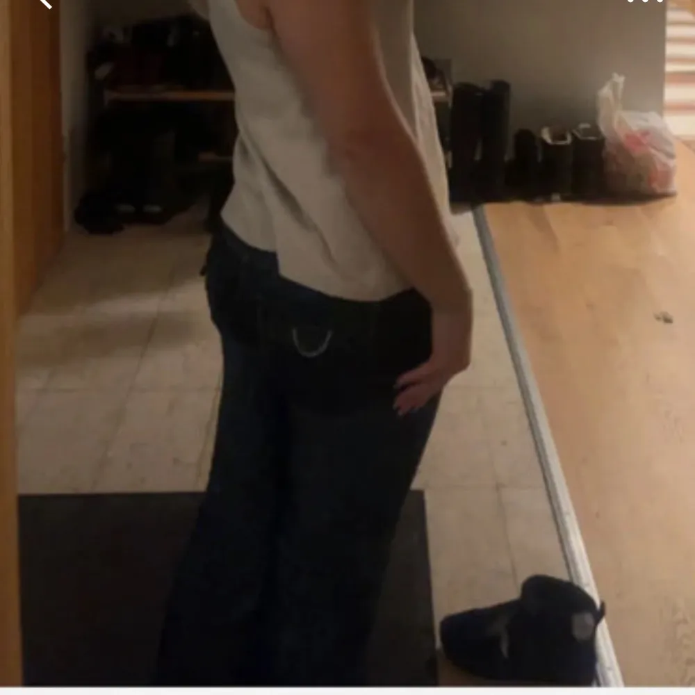 Säljer dessa skitcoola jeansen så de var för stora på mig. Storlek S. Midjemåttet rakt över är 37 och innerbenslängden är ca 84cm❤️Vet inte vad märket är men det står M.H.O i jeansen. bara att kontakta mig om ni har några frågor. (Inte mina bilder)❤️. Farkut & Housut.