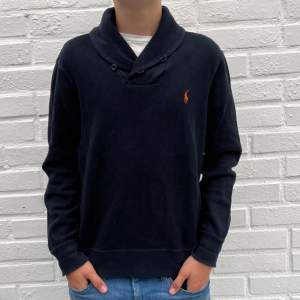 Ralph lauren Cardigan || Svin det Raffe cardigan varm och go inför hösten och framförallt riktigt snygg || Färg: Blå med Orange loggo || Storlek: S || Skick: Suveränt || Nypris: Ca 2500-3500 || Skriv vid minsta lilla fundering. Mvh, CH 😊🤝🙏🏻