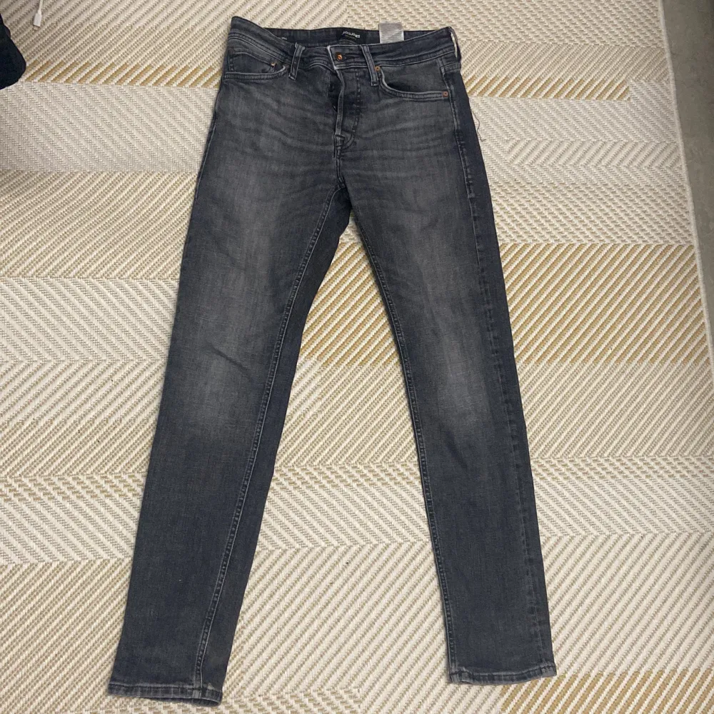 29x32  tapered ”slim” fit jeans  vit gråa/ lite svarta. Jeans & Byxor.