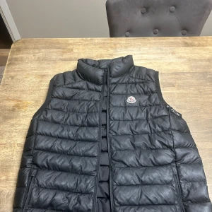 Moncler väst - Kom dm för mer info