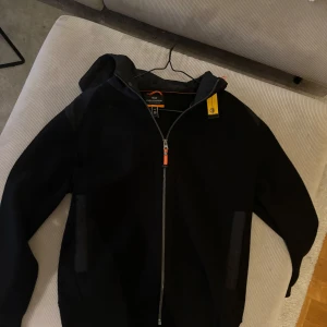 Parajumper jacka - Säljer denna Parajumper jacka i storlek M, den är i ny skick nästan ny.