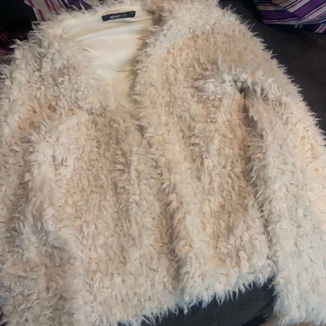 Fin beige/vit lurvig kofta  - 90