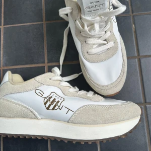 Helt nya GANT sneakers - Dam sneakers, aldrig använda. Storlek 38 Nypris 1299 Kartong finns om så önskas   Köparen står för frakt.