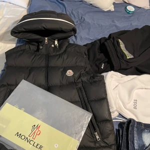 Sällsynt moncler väst  - Intressekoll mest bara för att se. Perfekt tjock dunväst nu till vinter som är riktigt snygg, så om du har något att buda lägg ett prisförslag elr något byte du vill göra kontakta mig!
