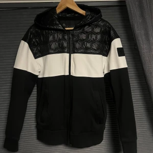 Moose knuckles jacka - Säljer nu min killes Moose Knuckles jacka, nypris ca 3000kr, har liten fläck under armen som syns på sista bilden men annars fint skick, knappt använd. Storlek S passar M också. Säljer för 1999kr + frakt eller lägg ett prisförslag🌟