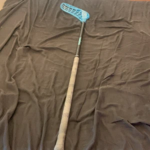Innebandy klubba a zone air series blue 96 cm - Zone klubba 96 cm helt ny Linda men lite slitet blad
