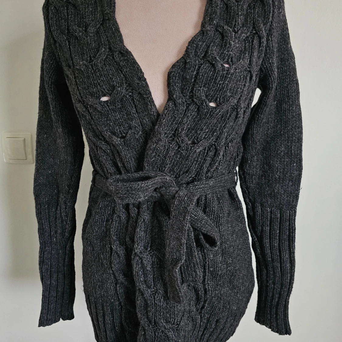 Mörkgrå stickad kofta från H&M