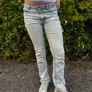 Gråa jeans  - Gråa bootcut jeans från Never denim. Midjemått tvärs över: 34cm Innerbenslängd: 76,5cm  💗