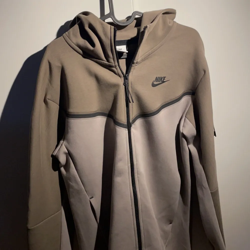 Nike hoodie i nyskick . Hoodies.