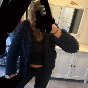 Jacka  - Jackan är  i xs men passar mig perfekt som vanligtvis bär s💗💗💗 köpt på ZARA, använt några gånger den är super fin och bekväm!✨✨ 