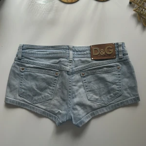 Dolce & Gabbana Jeans Shorts  - Super snygga jeans shorts med lågmidja  från Dolce & Gabbana. Bra skick! 