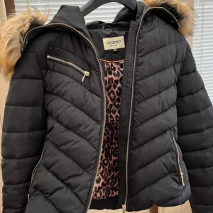 Roco baroco winter jacket - Snygg vinter jacka, håller värmen bra, Andvänd Max 2 gånger.   Skriv för fler frågor.