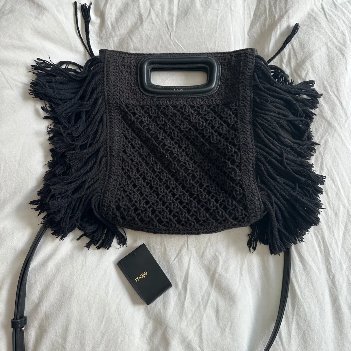 Svart stickad väska med fransar