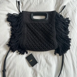 Svart stickad väska med fransar - Jag säljer nu denna fantastiskt coola väska från Maje som är stickad! Den säljs inte längre och är sparsamt använd men magiskt snygg❤️Köptes i butik och har kvitto samt dustbag. Den stora modellen! 