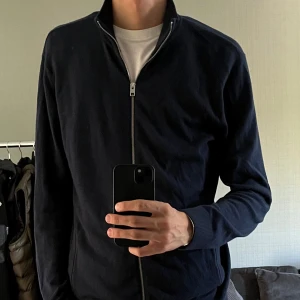 Cardigan - Helzipp cardigan från Jack and Jones i fint skick! Storleken är Xl men passar även L. Hör av er vid minsta fundering eller intresse😁