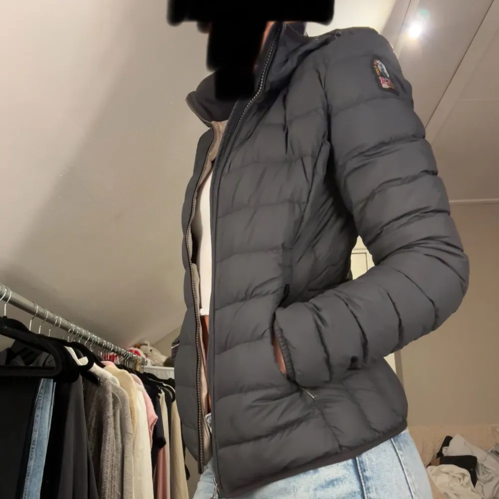 Äkta Parajumpers jacka, grå/svart färg. Ägt 1,5 år men kommer aldrig till användning, ej riktigt min stil. Har krage, två dragkedjor, QR-kod på insidan samt security pocket på insidan. Pris går att diskuteras vid snabb affär. ❤️. Jackor.