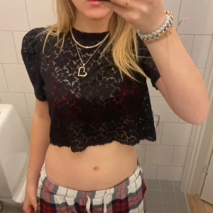 Svart spets tröja  - Svart spets t-shorts 