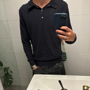 Lagency solo knitwear  - Säljer en fin mörkblå lagency tröja som inte används längre, inköpt för några månader sedan för 1399 kr men inte kommit till användning sedan dess Bara hör av sig vid funderingar:)