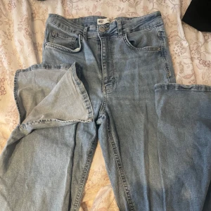 Blå jeans - Högmidajade molly jeans med slit nertill säljer då jag aldrig använder