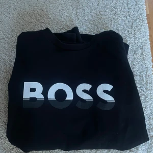 Hugo boss sweatshirt - Tjabba, söljer min Hugo boss sweatshirt då den bara ligger och tar plats. Köpt på boozt och använd ett få tals gånger. Inga fläckar eller defekter!! Storlek M, sj har jag S och sitter hyfsat.  Nypris 1200kr