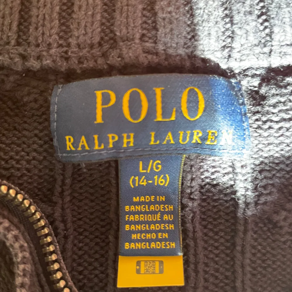 Hej! Jag säljer min Ralph lauren half zip då den inte riktigt passar. Mycket fint skick.. Tröjor & Koftor.