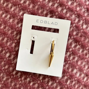 Oanvänt Edblad örhänge - Jag säljer nu detta så så snygga Edblad örhänget (obs bara ett örhänge)! 💛 Jag säljer detta då jag nyss tappade bort mitt ena örhänge och köpte ett nytt par. Jag säljer nu den som blev över då jag inte behövde tre stycken. Nyskick och inte testad! 💕💕